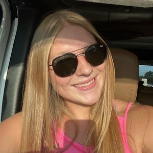 Meet your Posher, Caroline